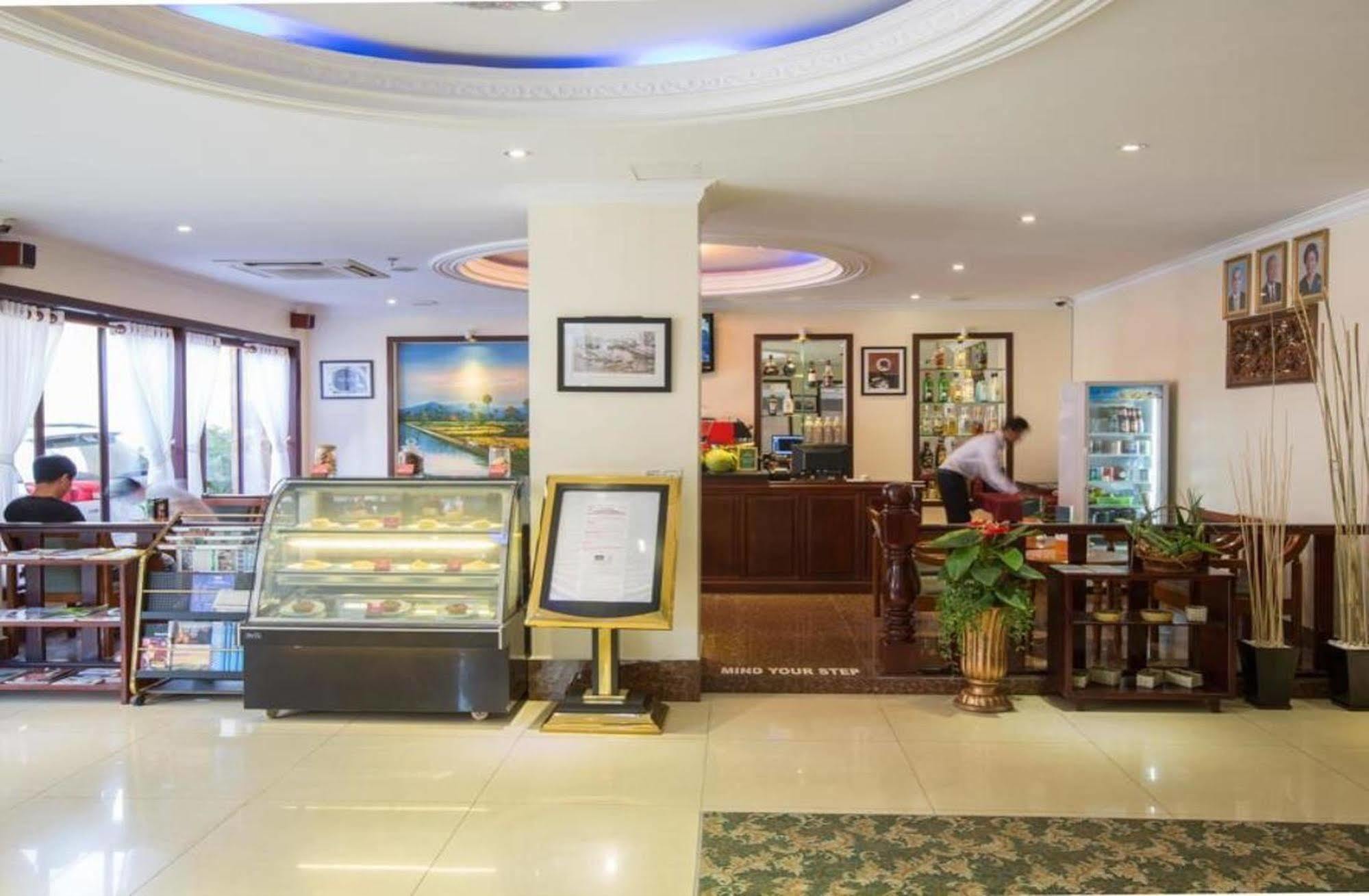 Cardamom Hotel&Apartment Phnom-Penh Buitenkant foto