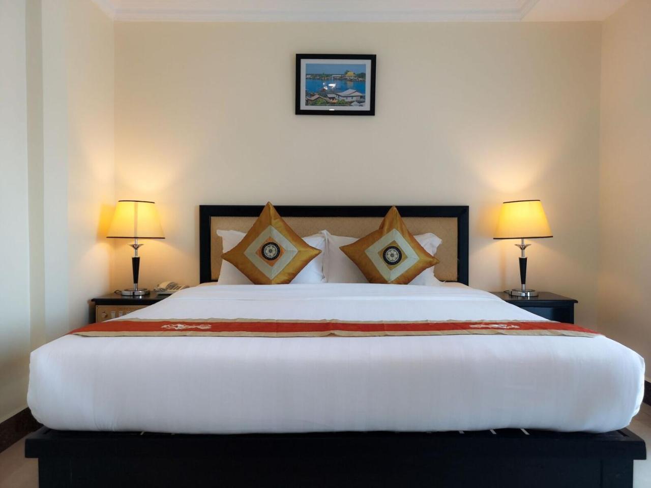 Cardamom Hotel&Apartment Phnom-Penh Buitenkant foto